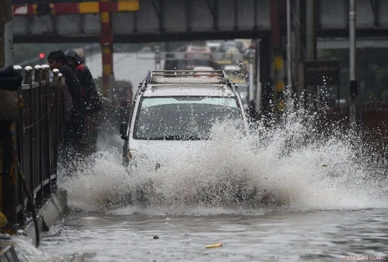 Heavy Monsoon Showers Flood Mumbai, India s Financial Hub