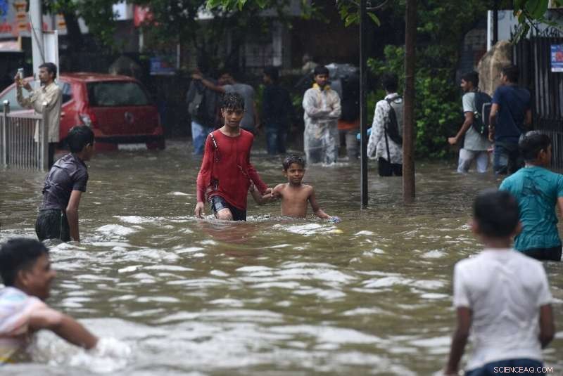 Heavy Monsoon Showers Flood Mumbai, India s Financial Hub