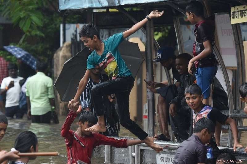 Heavy Monsoon Showers Flood Mumbai, India s Financial Hub