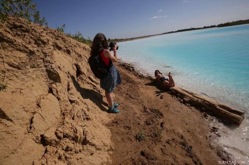 Siberians Lured to Toxic Lake That Mirrors Maldives for Instagram
