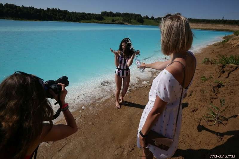 Siberians Lured to Toxic Lake That Mirrors Maldives for Instagram