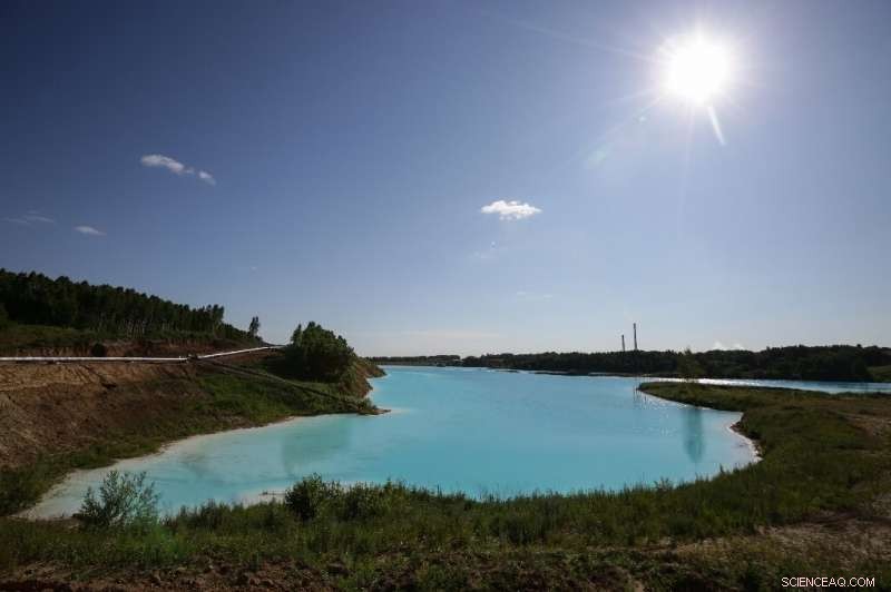 Siberians Lured to Toxic Lake That Mirrors Maldives for Instagram