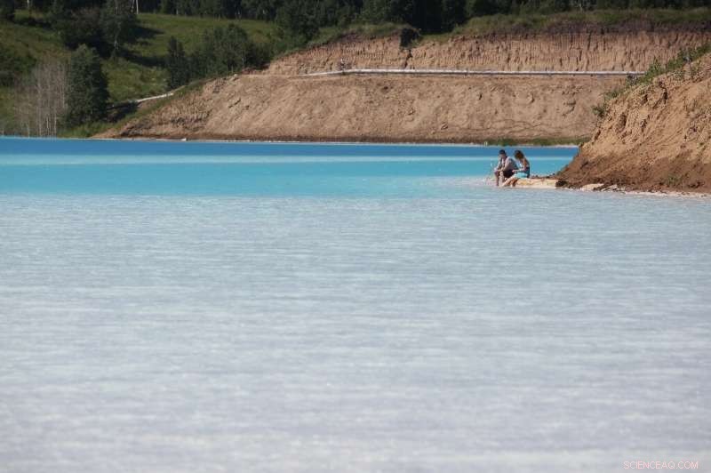 Siberians Lured to Toxic Lake That Mirrors Maldives for Instagram