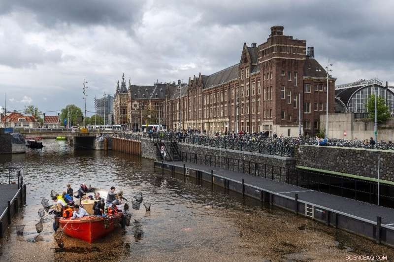 Amsterdam Canal Clean‑Up: Fishing for Plastic on Eco‑Friendly Cruises