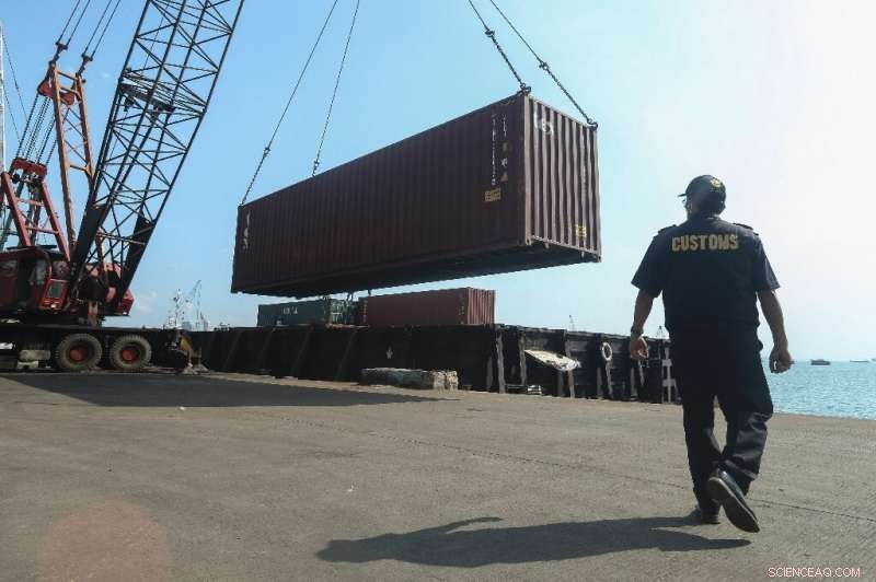 Indonesia Returns 7 Illicit Waste Containers to France and Hong Kong