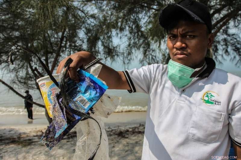 Indonesians Unite for Massive Beach Clean‑Up to Combat Marine Plastic Waste