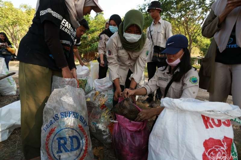Indonesians Unite for Massive Beach Clean‑Up to Combat Marine Plastic Waste