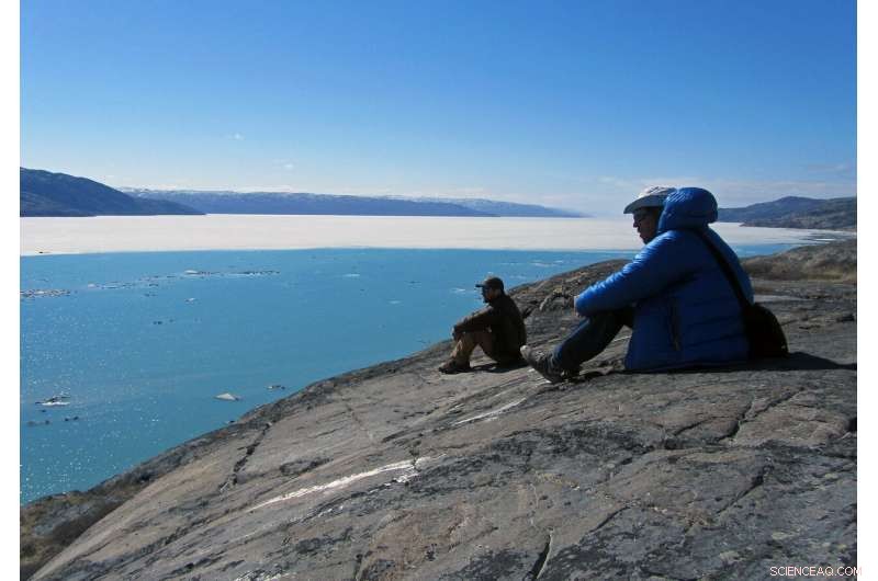 Expanding Greenland Ice Slabs Amplify Oceanic Meltwater Runoff