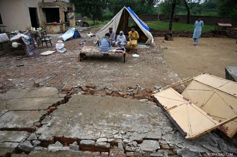 Shallow Tremor Shakes Residents in Pakistan s Quake-affected Region