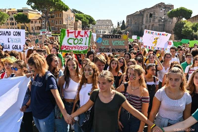 Hundreds of Thousands of Youths Rally Across Europe in Climate Strikes