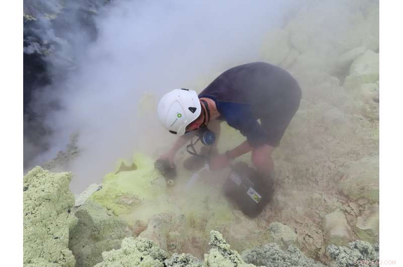 Scientists Quantify Global Volcanic CO₂ Emissions and Estimate Earth s Total Carbon Stock