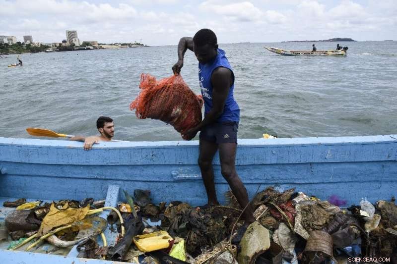 Amateur Divers Clean Up Senegal’s Ocean Plastic Crisis