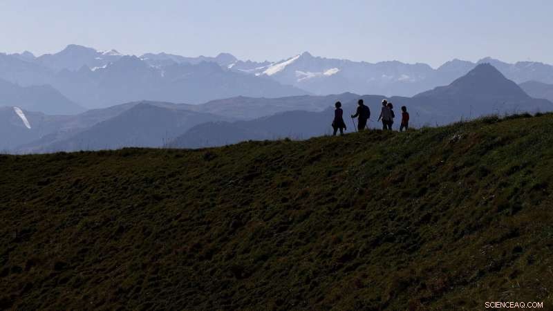 Swiss Ministers Alarmed by Rapid Glacier Loss Amid UN s Mountain Conservation Focus