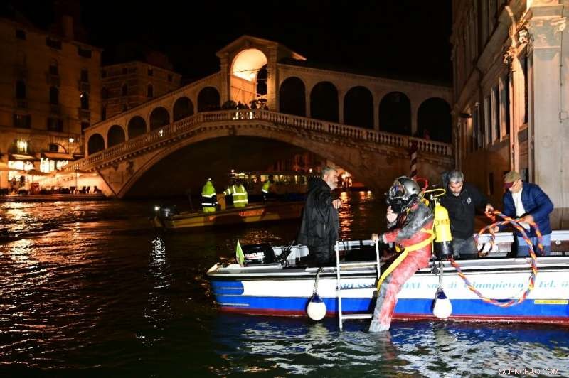 Venice Gondoliers Lead Nighttime Canal Clean‑Up, Protecting UNESCO Heritage