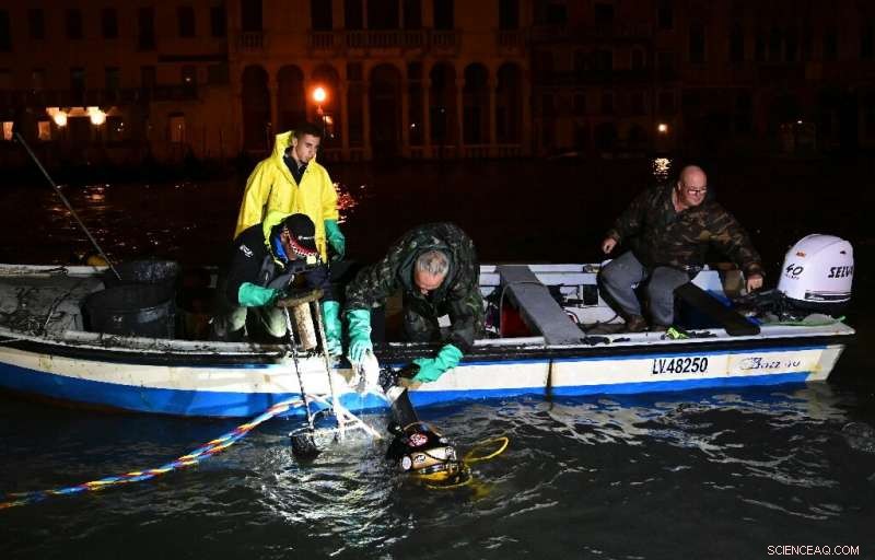 Venice Gondoliers Lead Nighttime Canal Clean‑Up, Protecting UNESCO Heritage
