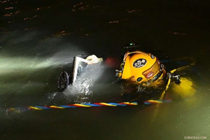 Venice Gondoliers Lead Nighttime Canal Clean‑Up, Protecting UNESCO Heritage