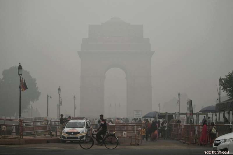 Delhi Suffers Severe Smog Crisis: Flights Disrupted, Health Risks Escalate