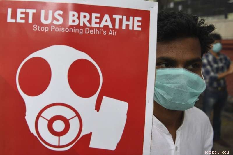 Delhi Suffers Severe Smog Crisis: Flights Disrupted, Health Risks Escalate