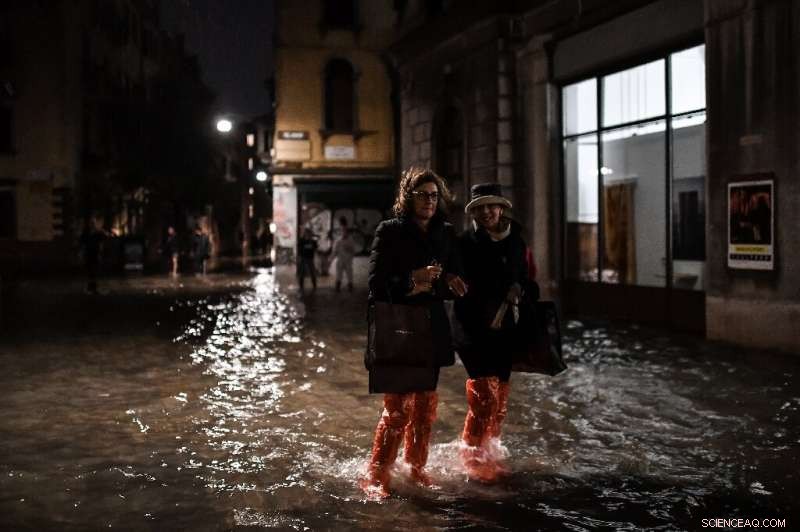 Venice Flooded by Record‑Breaking Tide: Tourists Struggle Amid Powerful Winds