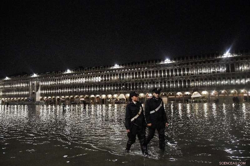 Venice Flooded by Record‑Breaking Tide: Tourists Struggle Amid Powerful Winds