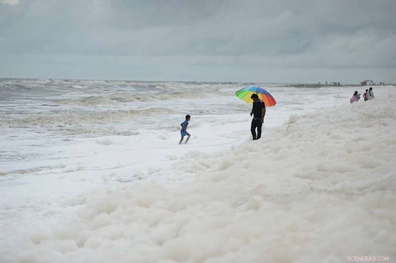 Chemical Foams on India s Marina Beach Threaten Public Health