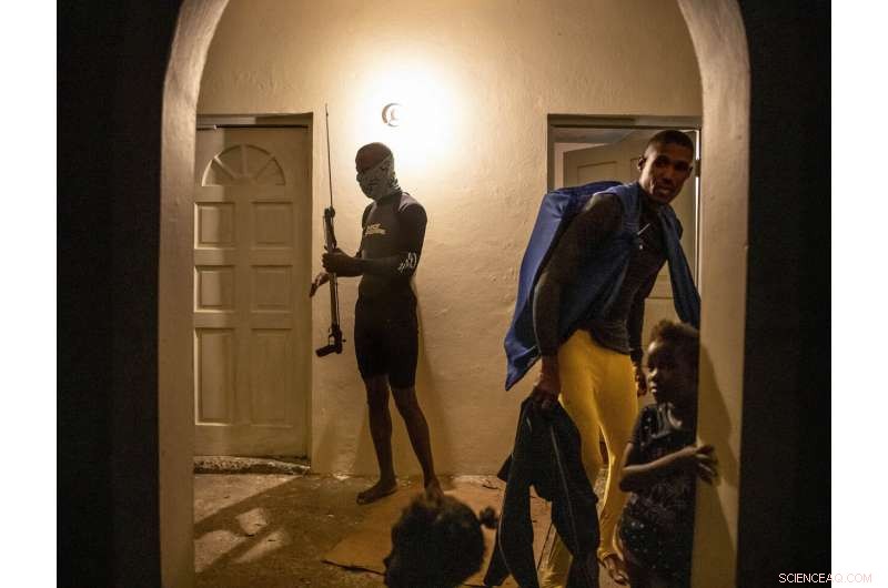 Rebuilding Jamaica s Coral Reefs: The Impact of Coral Gardeners