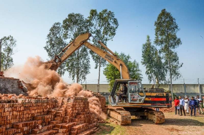 Bangladesh Dismantles Illegal Brick Kilns to Clean Dhaka s Toxic Smog