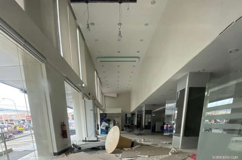 Strong 6.9‑Magnitude Earthquake Forces Mall Evacuation in Southern Philippines