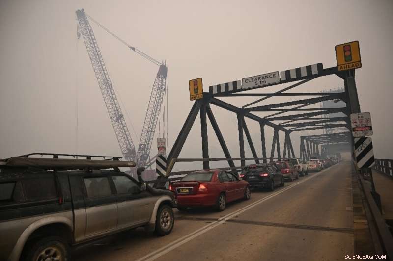 Australia Orders Evacuation of Fire-Affected Towns Ahead of Heatwave