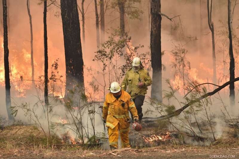Australia Orders Evacuation of Fire-Affected Towns Ahead of Heatwave