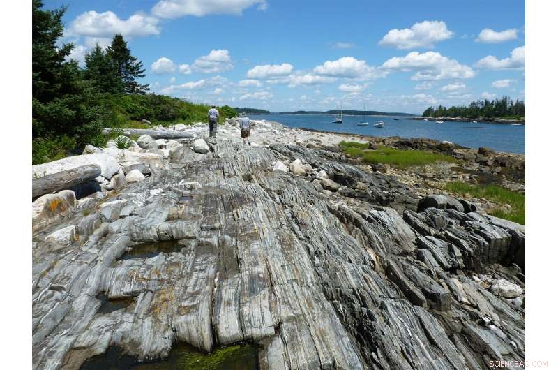 New Study Reveals How Fault‑Zone Rock Collisions Drive Catastrophic Earthquake Vibrations