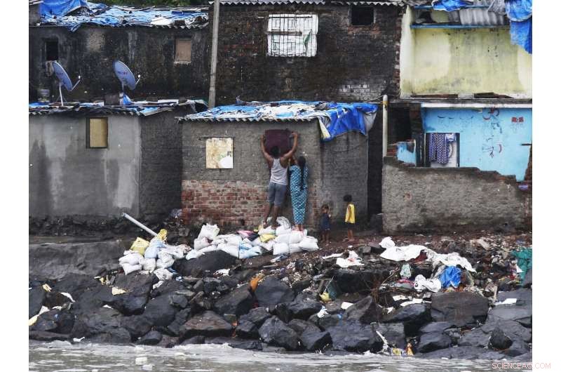 Cyclone Strikes India s Financial Capital, Evacuating 100,000 Residents