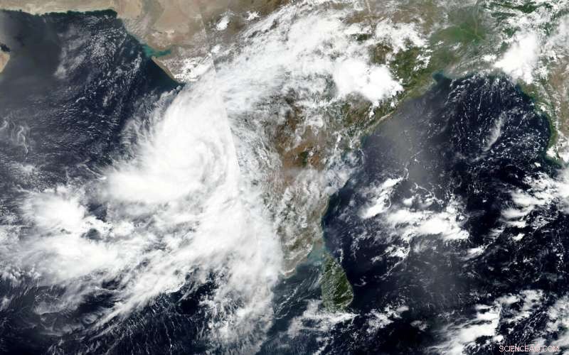 Cyclone Strikes India s Financial Capital, Evacuating 100,000 Residents