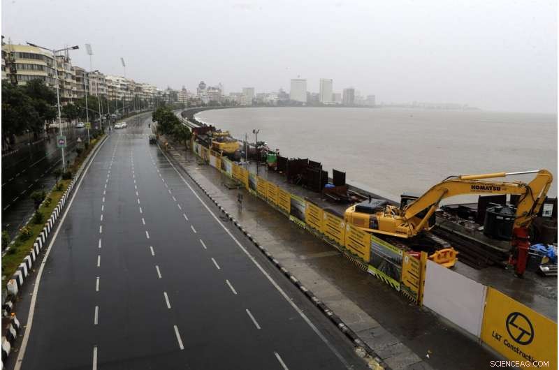 Cyclone Strikes India s Financial Capital, Evacuating 100,000 Residents