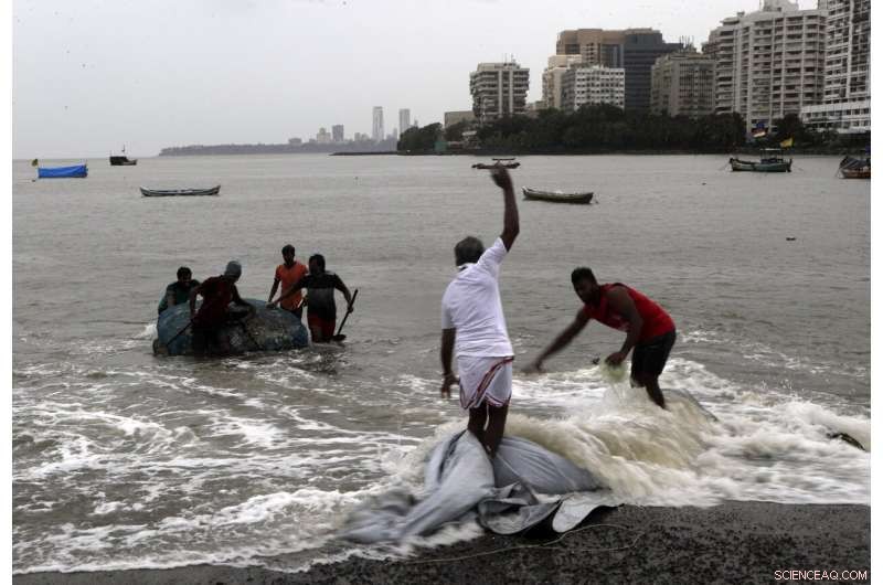 Cyclone Strikes India s Financial Capital, Evacuating 100,000 Residents
