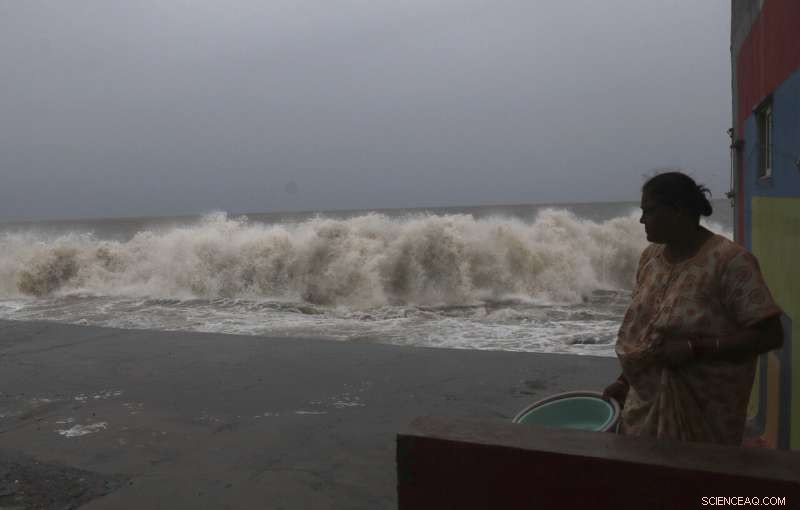 Cyclone Strikes India s Financial Capital, Evacuating 100,000 Residents