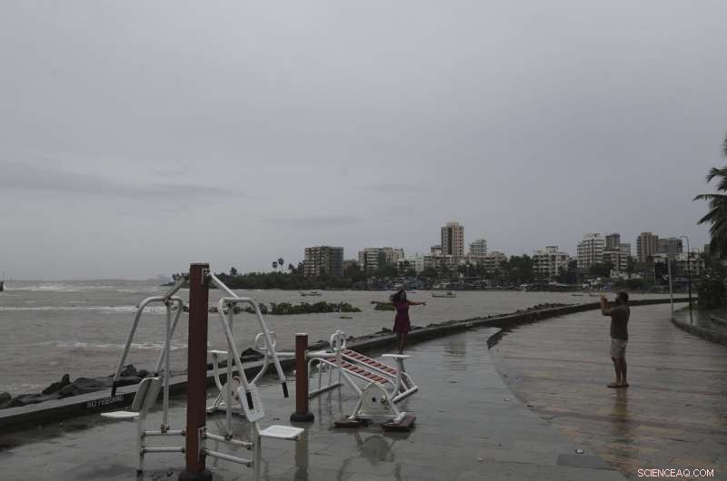 Cyclone Strikes India s Financial Capital, Evacuating 100,000 Residents