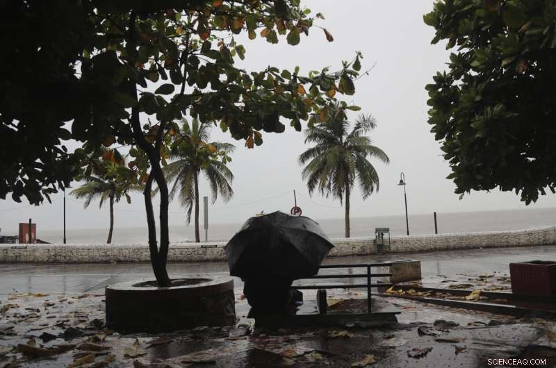 Cyclone Strikes India s Financial Capital, Evacuating 100,000 Residents
