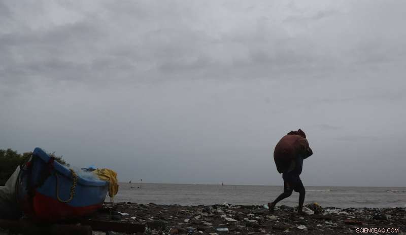 Cyclone Strikes India s Financial Capital, Evacuating 100,000 Residents