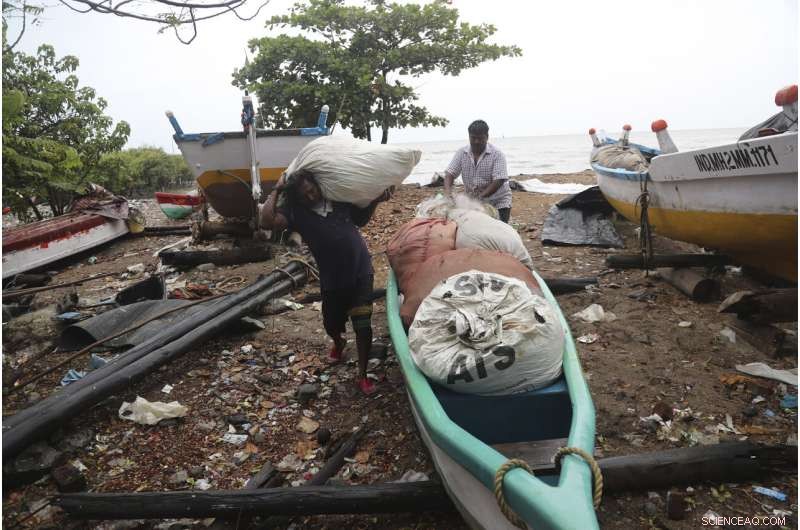 Cyclone Strikes India s Financial Capital, Evacuating 100,000 Residents