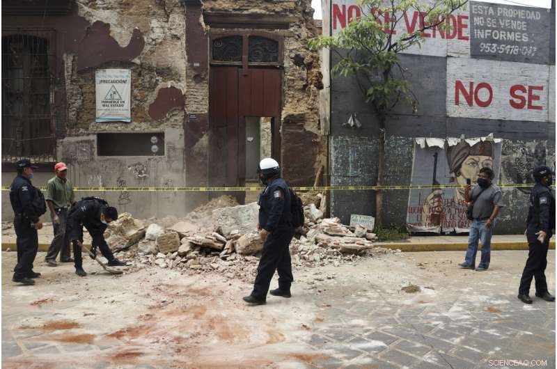 Severe 7.5‑Magnitude Earthquake Rocks Southern Mexico, Killing at Least 5