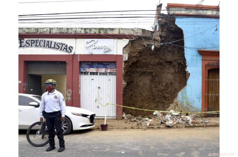 Severe 7.5‑Magnitude Earthquake Rocks Southern Mexico, Killing at Least 5