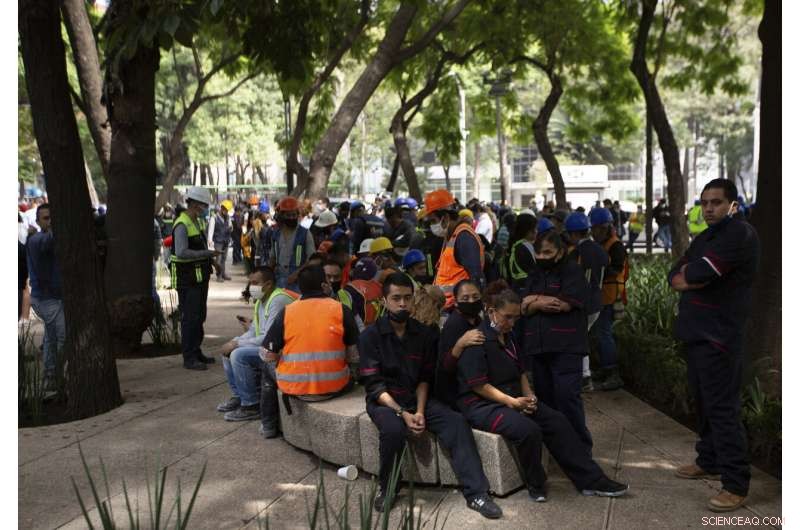 Severe 7.5‑Magnitude Earthquake Rocks Southern Mexico, Killing at Least 5