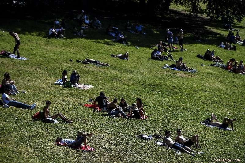 Europe Enjoys Early Summer Heatwave Amid Rising COVID-19 Concerns