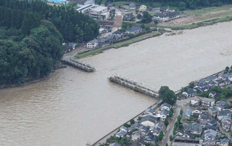Heavy Rain Delays Rescue Efforts in Japan After Deadly Floods