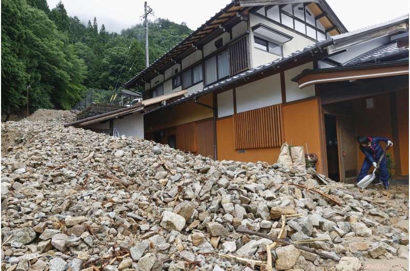 Heavy Rain in Central Japan Triggers Floods and Mudslides, Southern Areas Face Increased Damage