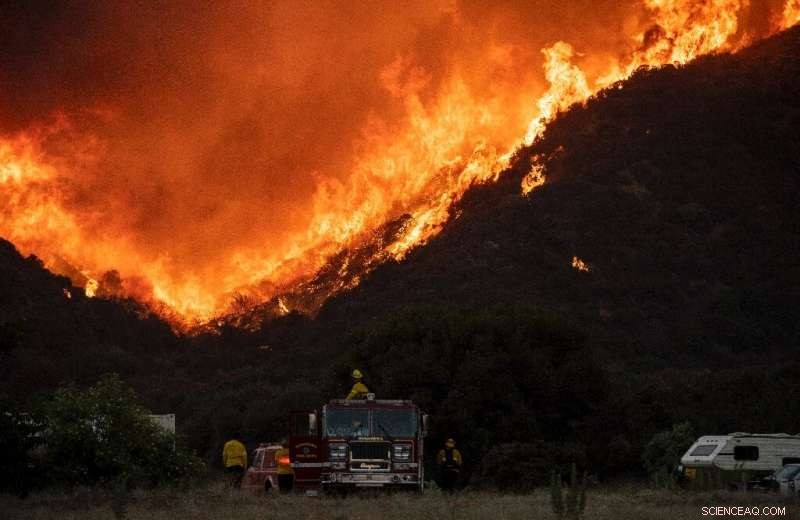 Firefighters Battle Expanding Blaze Threatening Thousands in Southern California