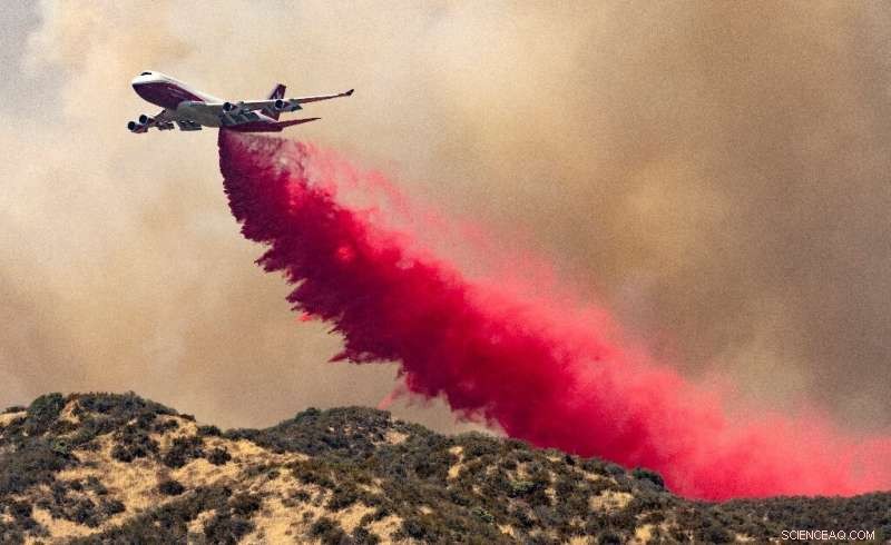 Firefighters Battle Expanding Blaze Threatening Thousands in Southern California