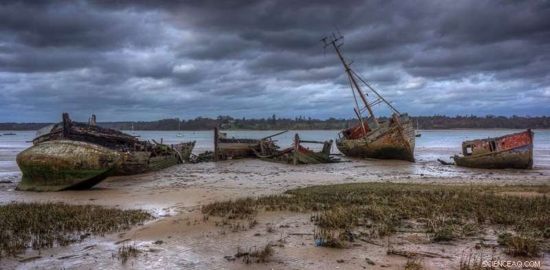 Abandoned Fiberglass Boats Leak Toxins and Microplastics Worldwide