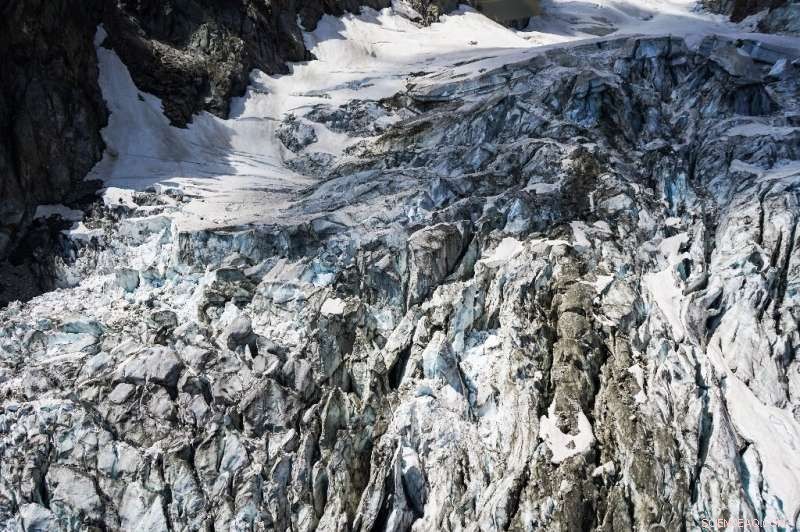 Mont Blanc Glacier Threatens Collapse: Italian Valley Remains Red Zone